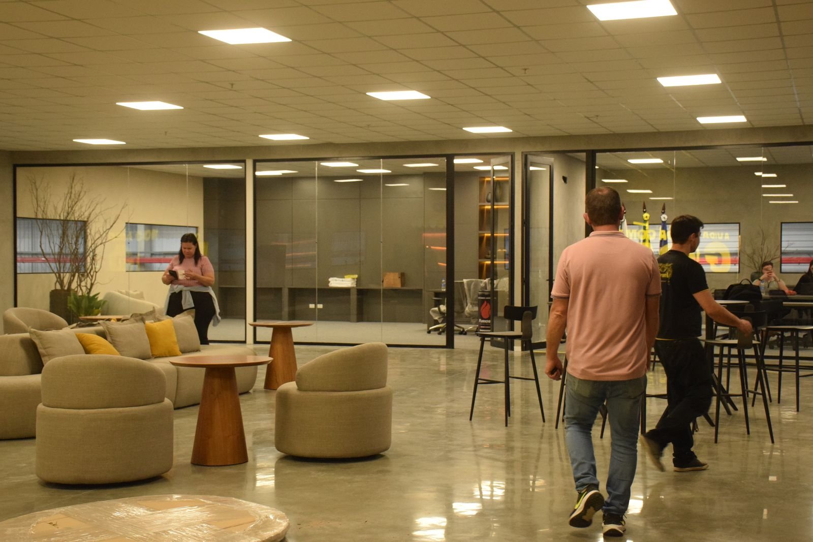 Esquadria de alumínio em ambiente comercial