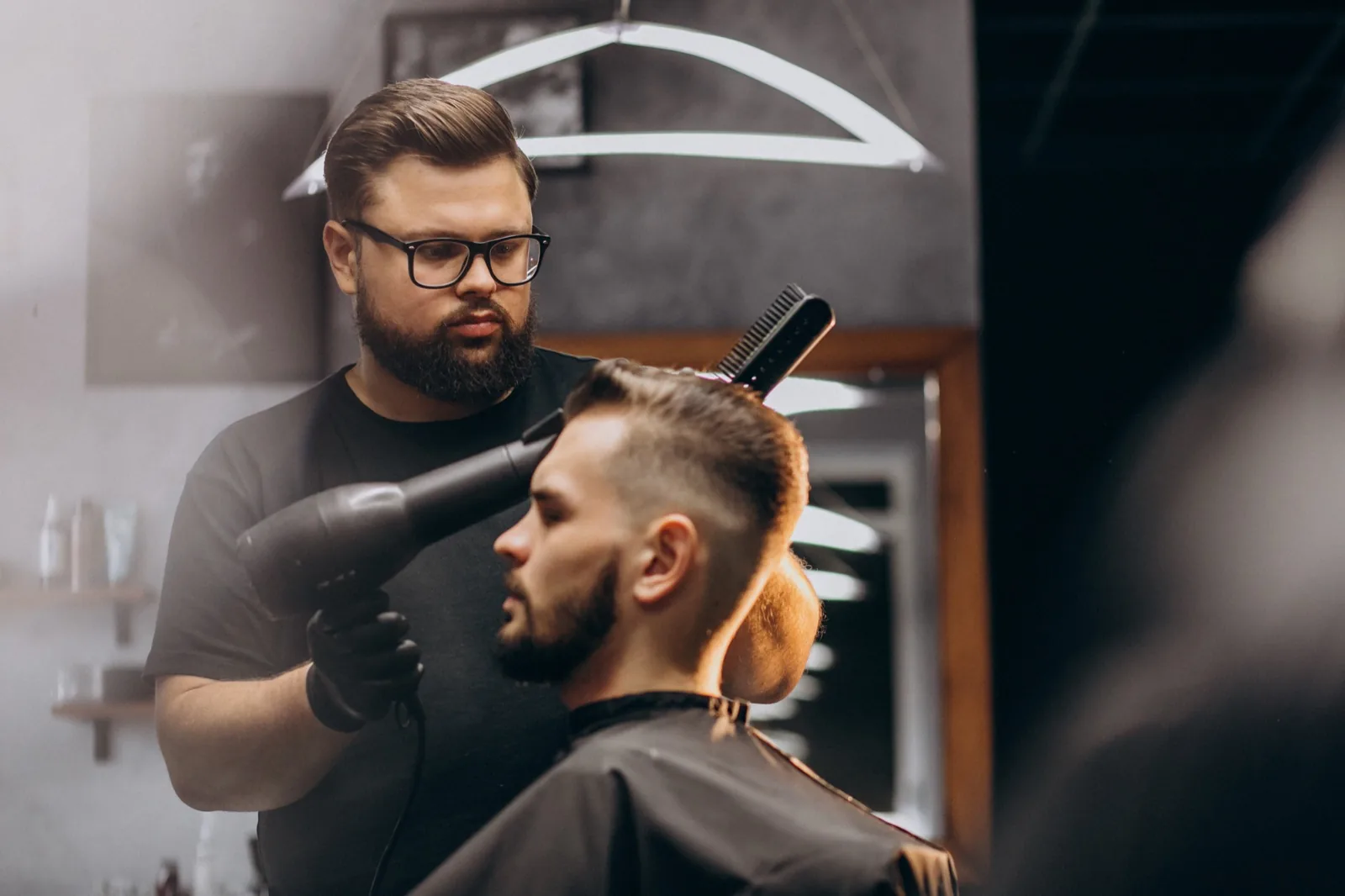 Barbeiro finalizando o corte